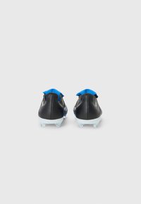 Zwei Paar schwarze und blaue Fußballschuhe, die dem Betrachter zugewandt sind und ihr schlankes Design sowie die genagelten Sohlen vor einem schlichten weißen Hintergrund präsentieren.