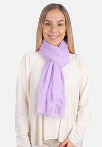 Écharpe texturée lavande avec une finition froissée, drapée autour du cou, présentant des bords frangés et un tissu léger.