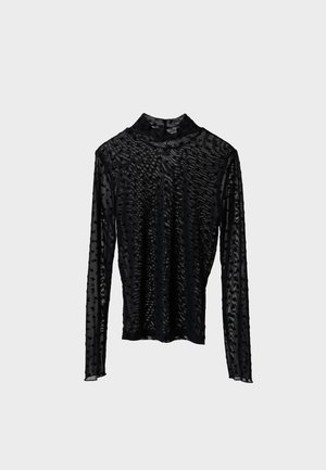 Melns garām piedurknēm krekls no caurspīdīgas, teksturētas auduma ar augstu apkakli un viļņotu rakstu visā virsmā. Pieguļošs siluets ar gludu apdari.