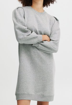 Robe sweat-shirt grise à manches longues, détails bouffants aux épaules, encolure ronde, poignets et ourlet côtelés en tissu doux et texturé.