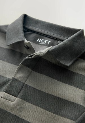 Poloshirt mit horizontalen Streifen in Grautönen. Hergestellt aus strukturiertem Stoff mit Kragen und Knopfdetails. Markenetikett sichtbar.