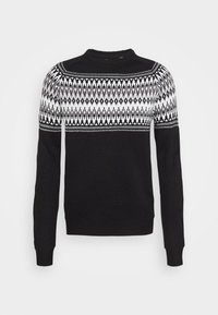 Černý svetr s kulatým výstřihem, zdobený bílým geometrickým vzorem přes ramena. Vyrobeno z pleteného materiálu s dlouhými rukávy.
