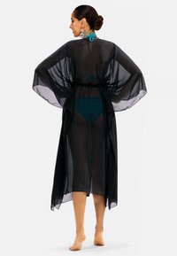 Przezroczysty czarny szlafrok w stylu kimono z szerokimi rękawami i związanym w talii paskiem, z wyrazistym niebieskim akcentem na szyi i długości do kolan.