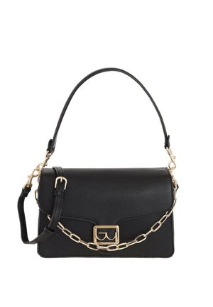 Borsa a mano in pelle nera con manico curvo, dettaglio catena dorata, tracolla regolabile e fibbia rettangolare dorata con logo sulla pattina frontale.