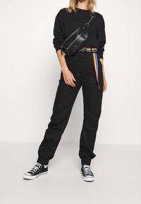 Monki Felpa - black