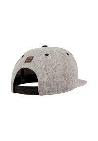 Grå stoff snapback caps med flat skjerm, svarte detaljer, justerbar stropp og en teksturert skinnlapp på baksiden.