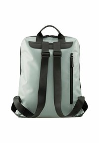 Sac à dos gris clair en matériau imperméable avec des bretelles noires, une poignée supérieure et une poche zippée sur le côté. Design minimaliste avec une texture lisse.