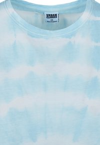 Svetlomodré tričko s efektom tie-dye, okrúhlym výstrihom, vyrobené z mäkkej bavlny a uvoľneného strihu. Etiketa hovorí "URBAN CLASSICS," veľkosť XS.