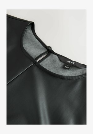 Mustat keinonahkapaidat, joissa on sileä pinta, pyöreä kaula-aukko ja avainreikäyksityiskohta takana, jossa on pieni nappisulku.