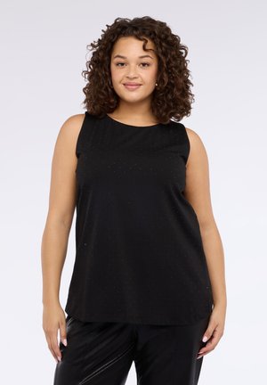 Sort ærmeløs top med rund halsudskæring, der har en glat tekstur og et diskret prikket mønster over det hele. Parret med skinnende sorte bukser.