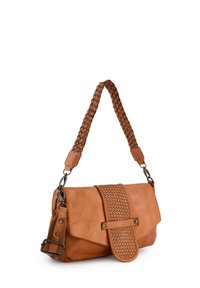 Tasche aus braunem Leder mit geflochtenem Tragegurt, einer strukturierten Klappe mit gewebten Details und metallischen Akzenten, einer strukturierten Form und einem Klappenverschluss.