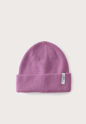 Bonnet tricoté violet clair avec revers replié et petite étiquette blanche sur le revers sur fond blanc.
