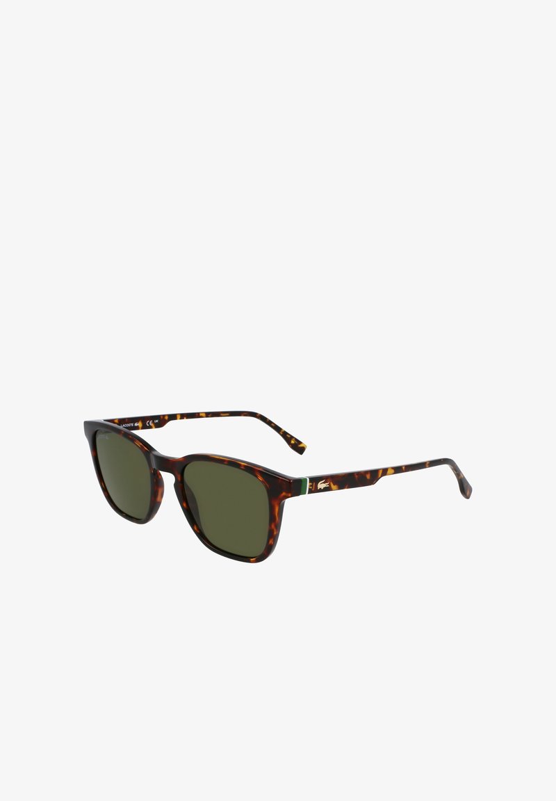 Óculos de sol em padrão tartaruga com lentes verdes, apresentando um design de armação retangular. Detalhe de destaque inclui uma faixa verde na haste.