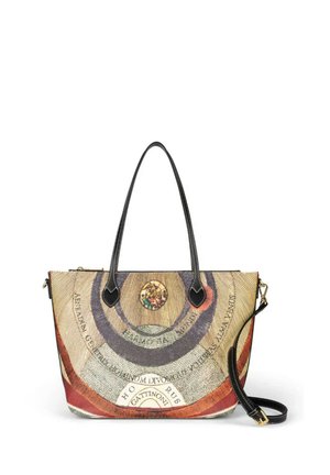 Beżowa torba na ramię w wielokolorowe wzory z czarnymi uchwytami, okrągłym emblematem i łacińskim napisem ułożonym w łuk, wyposażona w odpinany czarny pasek na ramię.