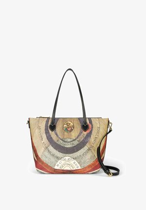 Beige en meerkleurige draagtas met zwarte handvatten, rond embleem en Latijnse tekst in een boogpatroon, voorzien van een afneembare zwarte schouderriem.