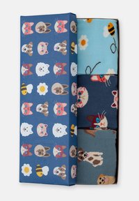 Doos met illustraties van kat, hond, bij en bloem bevat drie paar sokken met bijen en madeliefjes, katten en gevlekte honden.