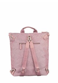 Sac à dos en tissu rose avec des bretelles réglables, une poignée supérieure, une poche zippée à l'avant et des accents en métal argenté. Fini texturé avec un motif discret.