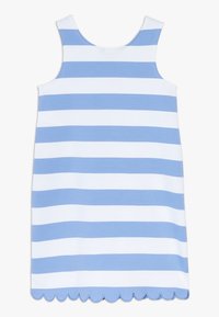 Sukienka bawełniana w paski, z szerokimi, poziomymi, niebiesko-białymi pasami, okrągłym dekoltem i falowanym dołem.