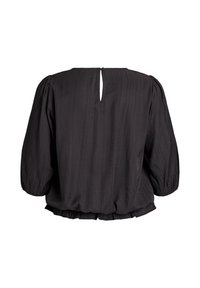 Melna blūze no teksturēta auduma ar brīvu piegriezumu, uzpūstām piedurknēm un atvēruma detaļu aizmugurē. Beidzas ar volāna apdari.