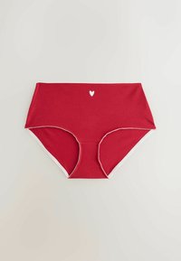 Culotte en coton rouge taille haute avec bordure blanche le long des ouvertures des jambes et un petit cœur blanc centré à la taille.
