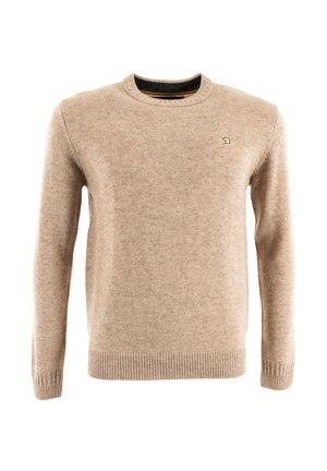 Pull en tricot beige avec col rond, bords côtes aux poignets et à l'ourlet, présentant un petit logo sur la poitrine, confectionné dans un matériau doux et texturé.