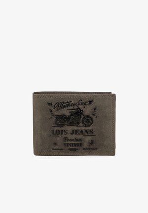 Billetera de cuero gris con un gráfico de motocicleta en relieve y texto. Textura suave, diseño de bi-fold y detalles de costura visibles.