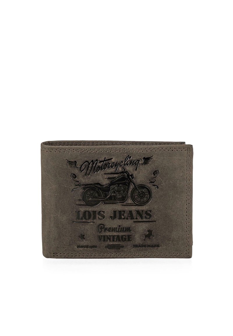 Billetera de cuero gris con un gráfico de motocicleta en relieve y texto. Textura suave, diseño de bi-fold y detalles de costura visibles.