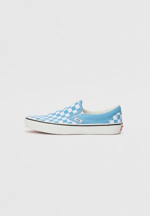 Blårutiga slip-on skor i canvasmaterial, vit gummisula och subtil logotypdetalj på sidan. Slät textur och lättviktig design.