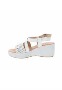 Sandalo wedge bianco con punta intrecciata a trama testurizzata e motivo zigzag multicolore. Cintura regolabile alla caviglia, soletta imbottita.