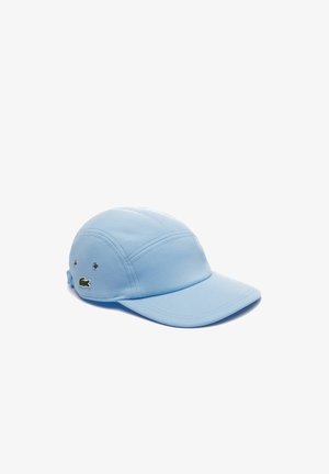 Gorra de color azul claro con una forma estructurada, tela texturizada, dos orificios de ventilación y un logo verde bordado en el lateral.