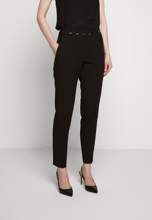 Svarta skräddarsydda byxor med slim fit, subtil lyster och ett bälte med metalliska detaljer. Slät tyg, avskuren ankellängd.