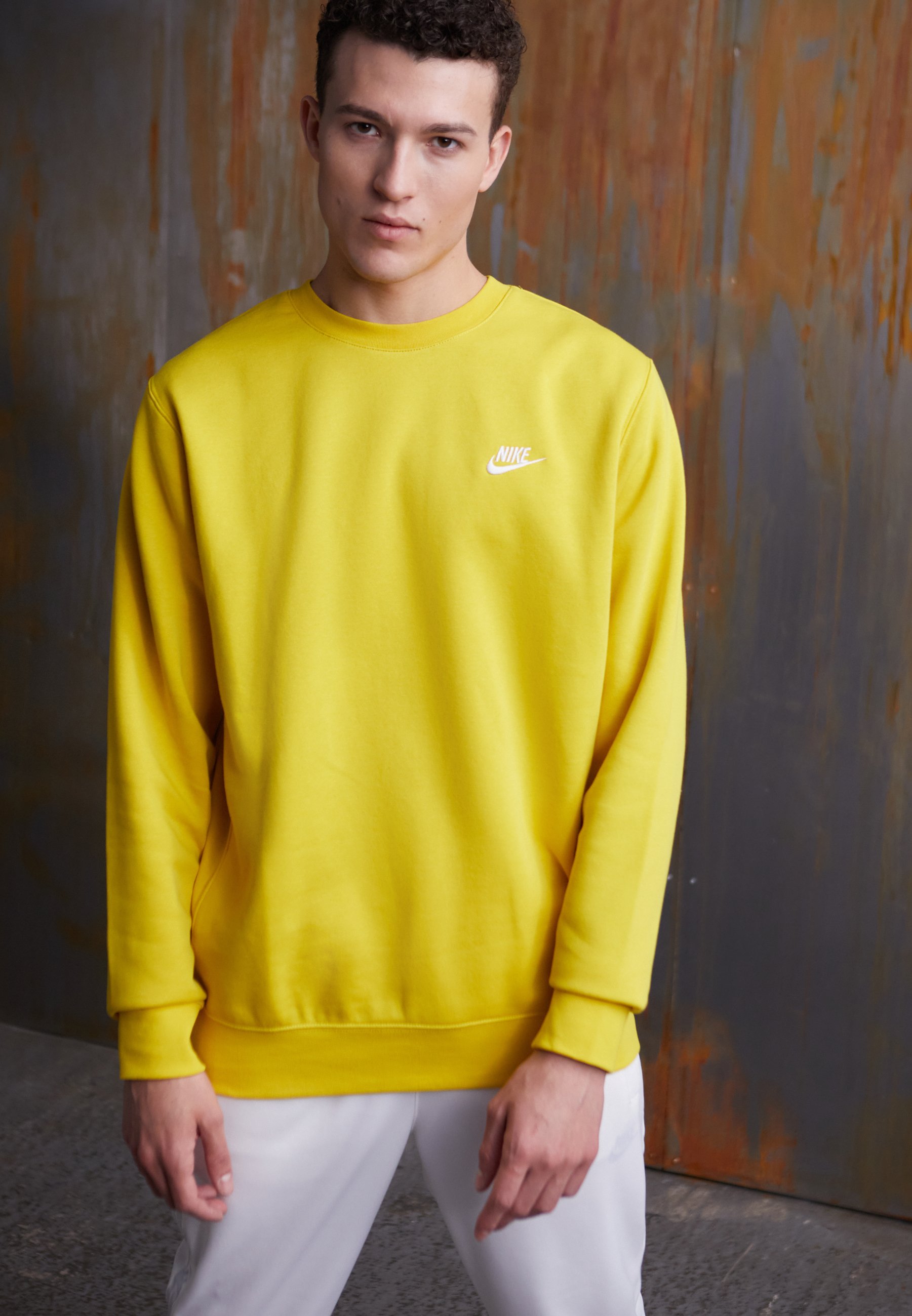 Nike Sportswear CLUB - Sudadera - vivid sulfur/white/amarillo - Zalando.es