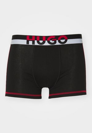 Czarne bokserki z białą i czerwoną gumką z logo "HUGO", z dodatkowymi czerwonymi przeszyciami i delikatną, gładką fakturą.