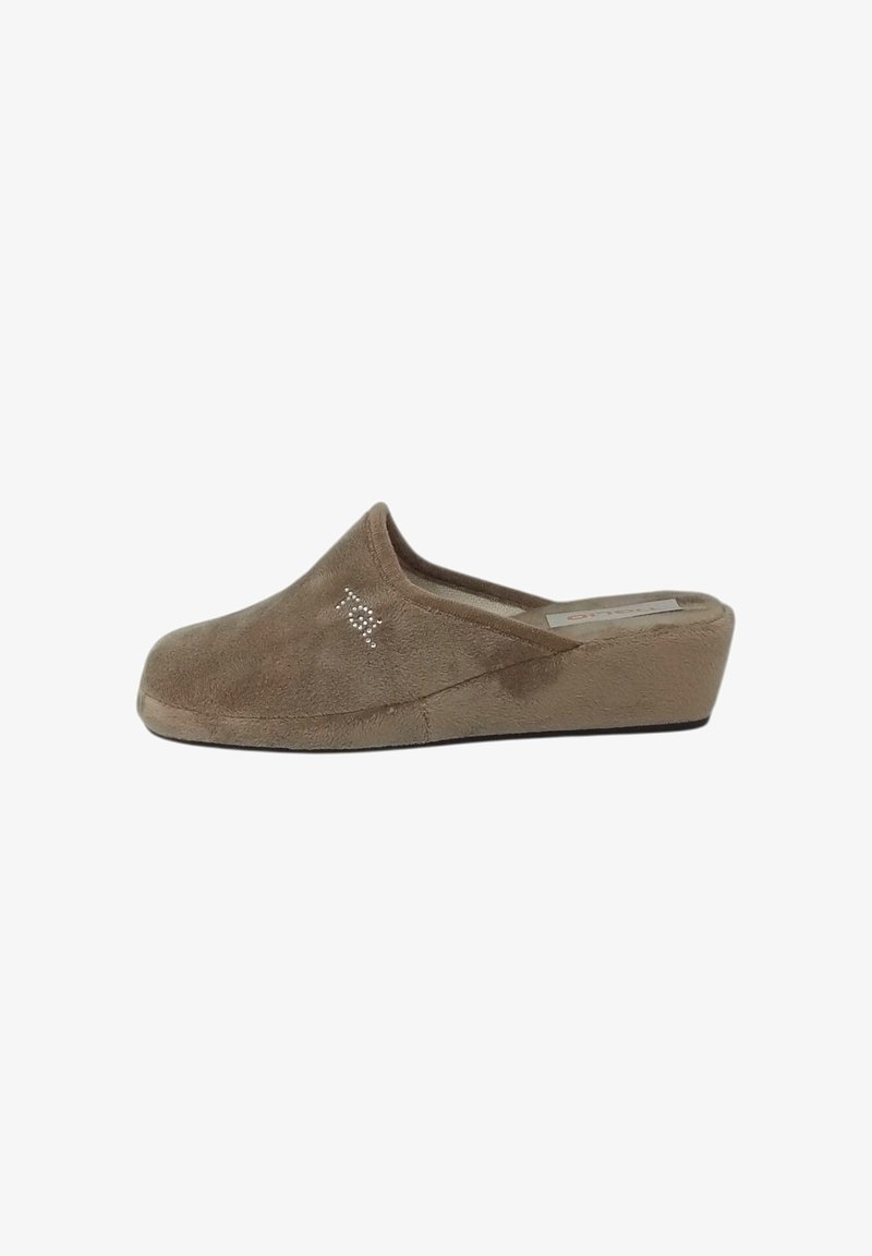 Pantofole a zeppa in morbido tessuto beige con una superficie liscia, caratterizzate da un accento decorativo e un design aperto sul retro per una facile vestibilità.