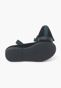 Schwarzer Wildlederschuh mit einer strukturierten Gummisohle und türkisfarbenem elastischen Akzent. Verfügt über einen niedrigen Absatz und einen verstellbaren Riemen für einen sicheren Halt.