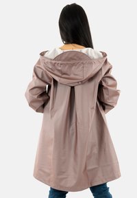 Cappotto impermeabile rosa con cappuccio, caratterizzato da una vestibilità ampia, texture liscia e una fodera interna bianca a contrasto. Visuale dalla parte posteriore.