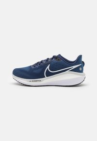 Scarpa da corsa Nike con tomaia in tessuto blu navy, logo swoosh bianco e suola intermedia bianca spessa e ammortizzata, con suola in gomma.