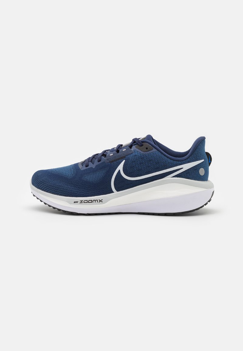 Scarpa da corsa Nike con tomaia in tessuto blu navy, logo swoosh bianco e suola intermedia bianca spessa e ammortizzata, con suola in gomma.