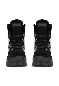 Mustad mustad, kunstkarusnahast voodriga, nöörimisega disain, metallist silmadega ja paks kummitald haardeks.