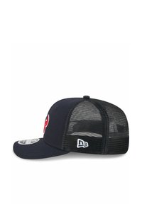 Marineblaues Cap mit festem Schild und schwarzem Netzrücken, ausgestattet mit einem erhabenen Logo auf der Vorderseite, einem gebogenen Schirm und einem Snapback-Verschluss.