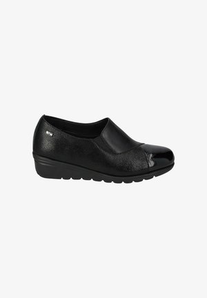 Scarpa nera slip-on con tomaia in pelle texturizzata e punta lucida. Presenta una suola a cuneo bassa per un comfort maggiore. Design semplice.
