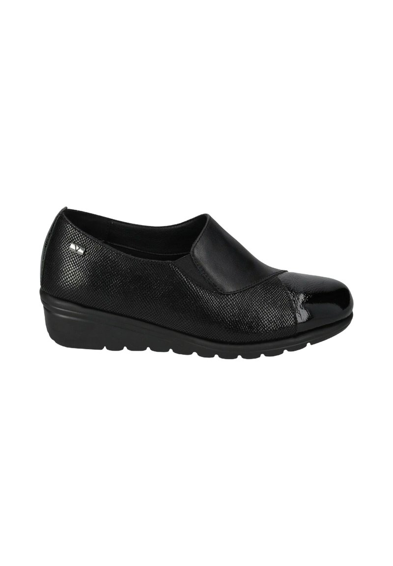 Scarpa nera slip-on con tomaia in pelle texturizzata e punta lucida. Presenta una suola a cuneo bassa per un comfort maggiore. Design semplice.