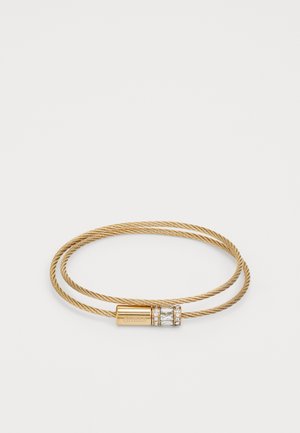 Pulseira dourada com design de corda torcida, fecho retangular com logotipo gravado e duas pedras retangulares transparentes adornadas com pequenos strass.