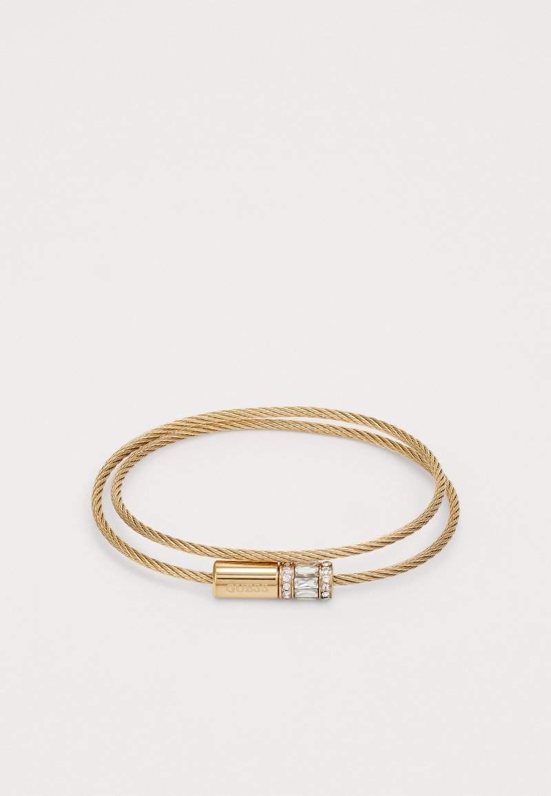 Goldfarbener Armreif mit gewundenem Seil-Design, rechteckigem Verschluss mit graviertem Logo und zwei klaren rechteckigen Steinen, die mit kleinen Strasssteinen besetzt sind.