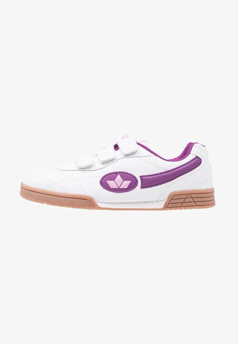 Chaussure de sport blanche avec des accents violets, des sangles Velcro, une semelle en caoutchouc texturée et un logo géométrique sur le côté.