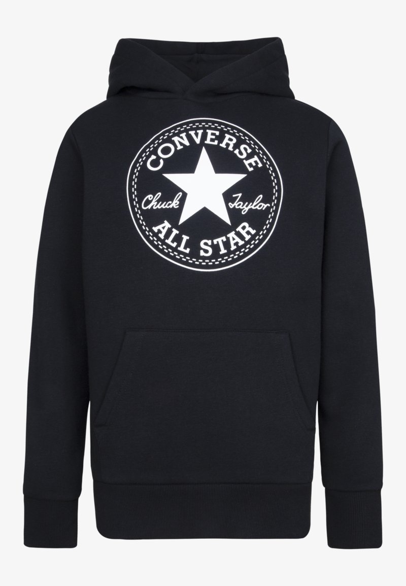 Zwarte hoodie met een groot wit rond logo met een ster en de tekst "Converse Chuck Taylor All Star". Voorzijde met kangoeroezak.
