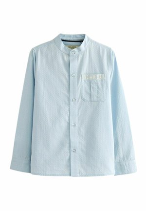 Jasnoniebieska koszula z długim rękawem, z kołnierzem mandaryńskim, małą kieszonką, teksturowaną tkaniną oraz etykietą "BAKER" na kieszeni.