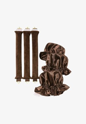 Drie bruine fluwelen haarrollers met clips en drie bijpassende glanzende bruine satijnen haarbonnetjes op een witte achtergrond.