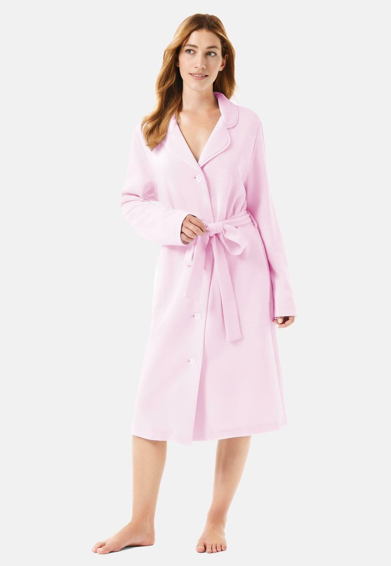 Bata de color rosa claro hecha de una tela suave, con un cierre de botones en el frente, mangas largas, un cinturón y un cuello chal, que llega a la mitad de la pantorrilla.