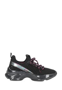 Zapatilla deportiva negra con parte superior de punto, acentos reflectantes y cordones de patrón rosa. Cuenta con una suela acolchada y detalles texturizados.